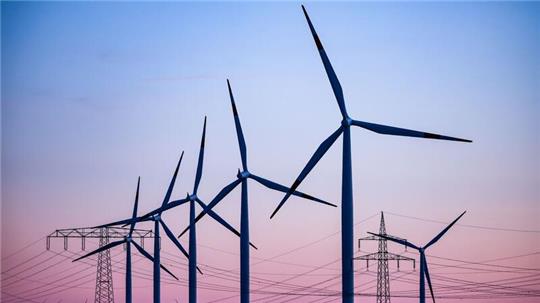 Kanzler Scholz und die Ministerpräsidenten haben sich auf ein Bündel von Maßnahmen geeinigt, die dafür sorgen sollen, dass Windräder und Stromtrassen, aber auch Bahnstrecken und Wohnungen schneller gebaut werden.