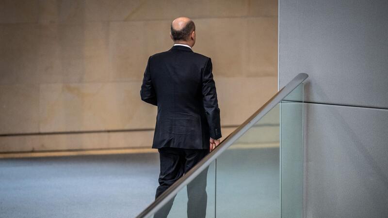 Opposition wirft Ampel verfehlte Haushaltspolitik vor Kanzler Scholz verlässt den Plenarsaal.