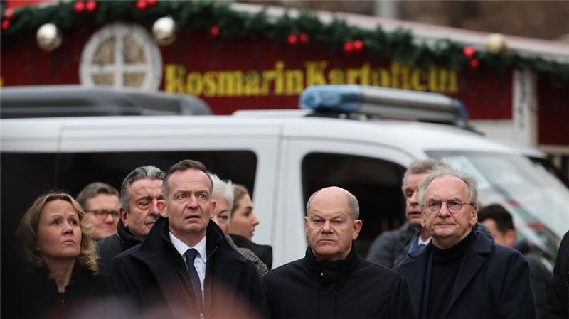 Hunderte gedenken der Opfer nach Todesfahrt von Magdeburg Kanzler Scholz zeigte sich am Tatort ergriffen.