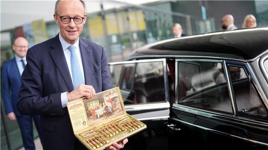 Kanzler und CDU-Chef Friedrich Merz inspiziert vor dem CDU-Parteitag in Stuttgart eine Limousine, wie sie der erste Kanzler Konrad Adenauer (CDU) zuletzt als Dienstkarosse genutzt hatte.