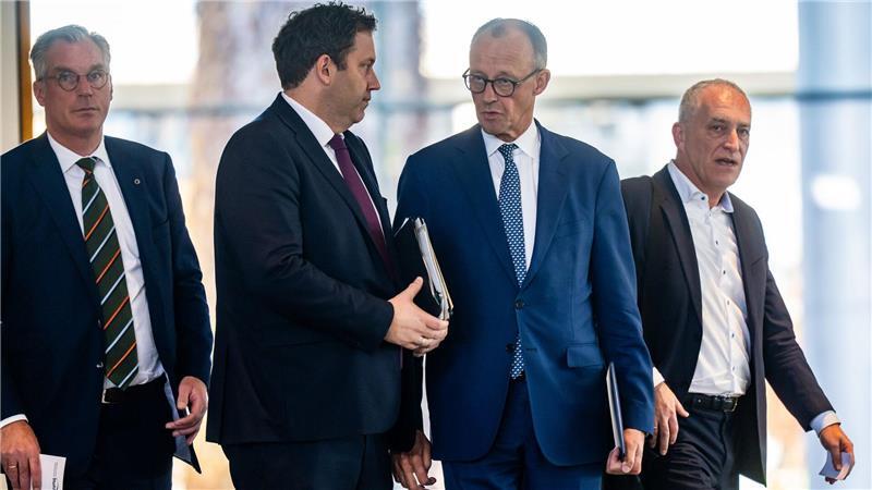 Kanzler und Vizekanzler an einer Seite.