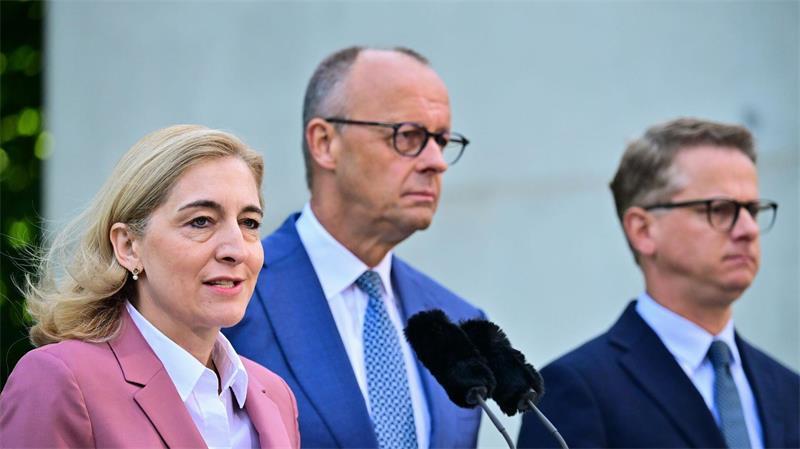 Kanzleramtschefin Nina Warken (CDU), Bundeskanzler Friedrich Merz (CDU), und Gesundheitsminister Linnemann wollen Reformen anpacken. (Archivfoto)