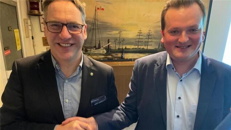 Neue Elektrofähren für Glückstadt-Wischhafen? CDU-Politiker sichert FRS Unterstützung zu Kapitän Arne Ehlers (l.), Vorsitzender des Nautischen Vereins Cuxhavens, mit Tim Kunstmann, der bei der Reedereigruppe FRS für das europäische Geschäft in Verantwortung steht.