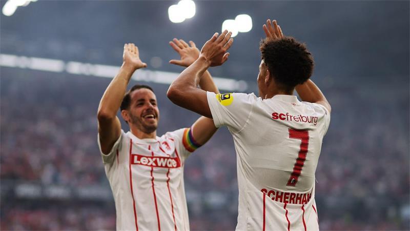 Kapitän Christian Günter (l.) gratuliert Matchwinner Derry Scherhant.