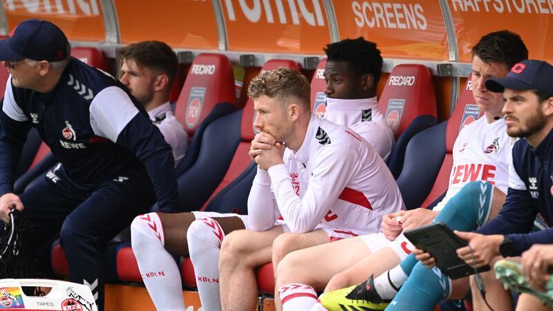 Kapitän Florian Kainz (M.) bleibt dem 1. FC Köln erhalten.