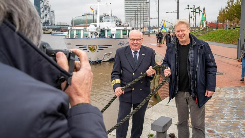 Kapitän Harald Ludwig und Dr. Ralf Meyer, Leiter des Referats für Wirtschaft, freuen sich, dass es losgeht.