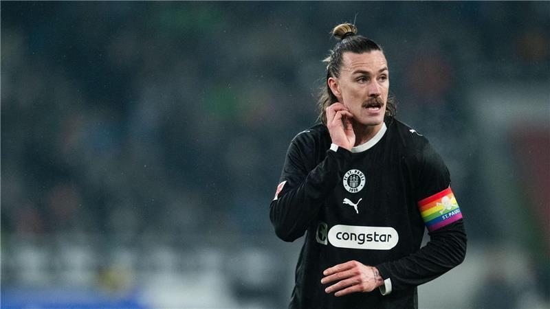 Kapitän Jackson Irvine wird dem FC St. Pauli gegen Bayern München fehlen. (Archivbild)