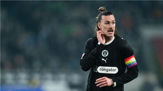 Kapitän Jackson Irvine wird dem FC St. Pauli gegen Bayern München fehlen. (Archivbild)