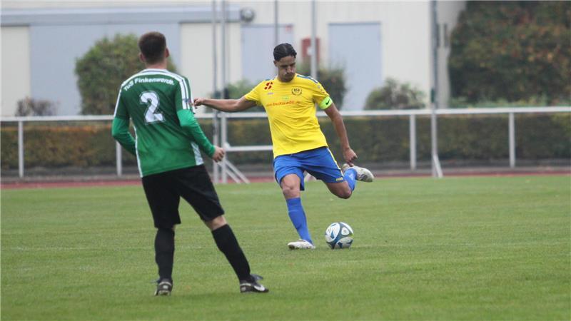BSV ist mit „Lotto-Gewinn“ und Oberliga-Erfahrung auf Aufstiegskurs Jeremy Faruke setzt zum langen Ball an.