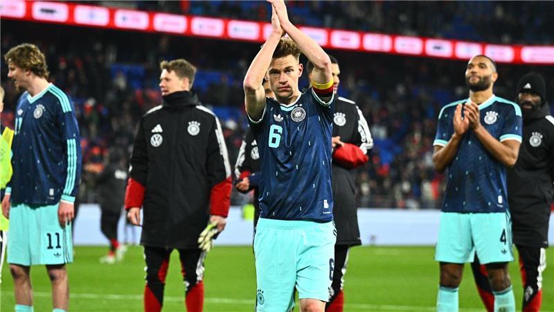 Nagelsmann muss dosieren: Mit Weitblick zum WM-Gefühl Kapitän Joshua Kimmich bedankt sich bei den Fans.