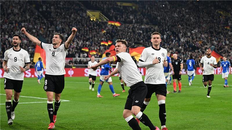 3:3 nach 3:0 - DFB-Team übersteht denkwürdigen Fußball-Abend Kapitän Kimmich bejubelt sein Führungstor.