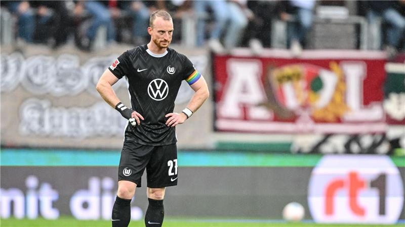 Klartext von Trainer und Kapitän am Wolfsburger Tiefpunkt Kapitän Maximilian Arnold steht nach der nächsten Wolfsburger Niederlage frustriert auf dem Platz.