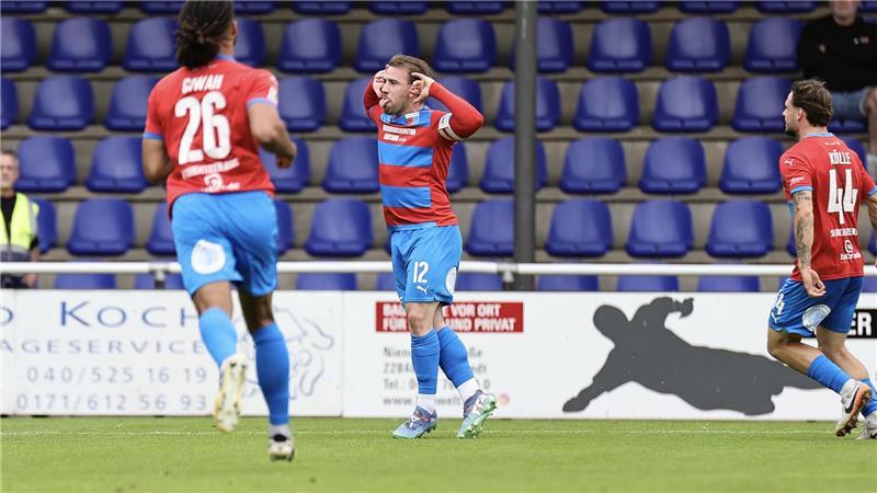 5:0: D/A setzt gegen St. Pauli II erstes Ausrufezeichen Kapitän Nico von der Reith nach seinem 2:0. D/A war die Spielfreude anzusehen.