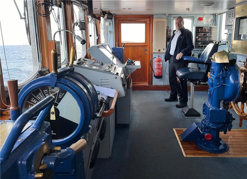 Kapitän Odd Nordahl-Hansen ist Herr über die Brücke und Original-Instrumente.