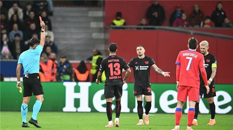 Kapitän Robert Andrich musste nach knapp einer halben Stunde mit Rot vom Platz. 