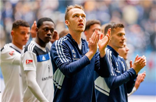 Kapitän und Abwehrchef Sebastian Schonlau fehlt dem HSV am Freitag gegen Fortuna Düsseldorf. Foto: dpa