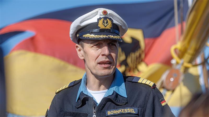 Kapitän zur See Elmar Bornkessel ist zufrieden mit dem Verlauf der Reise. (Archivbild)