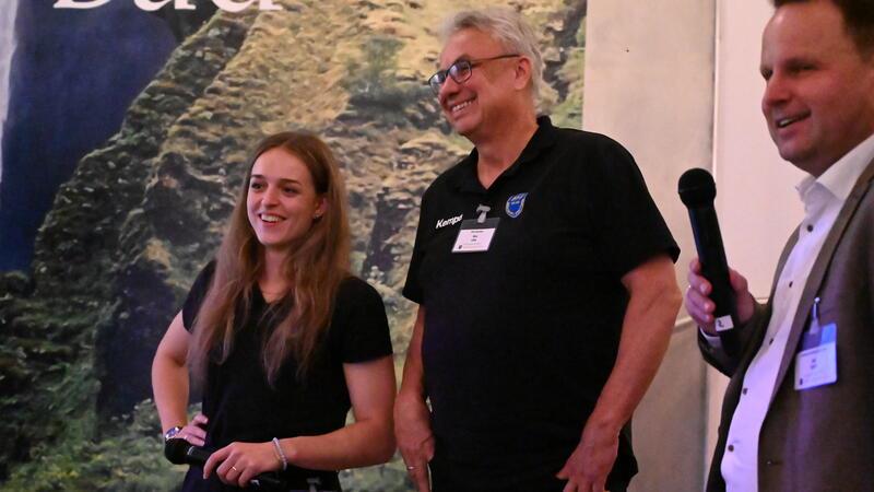 Kapitänin Isabelle Dölle und Trainer Dirk Leun im Gespräch mit Moderator Jörn Stolle.