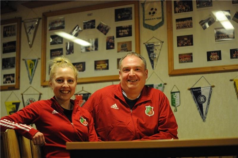 Vor dem Spiel ins Teamhotel: Einmal fühlen wie die Fußballprofis Kapitänin Manon Dankers und Trainer Dennis Eindorf. Foto: Berlin