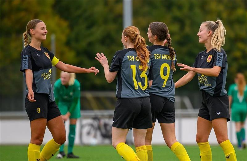 Kapitänin Pia Teetz (links) und Trainer Harald Zerwas arbeiten eng zusammen. Die Apenserinnen grüßen derzeit von der Tabellenspitze.