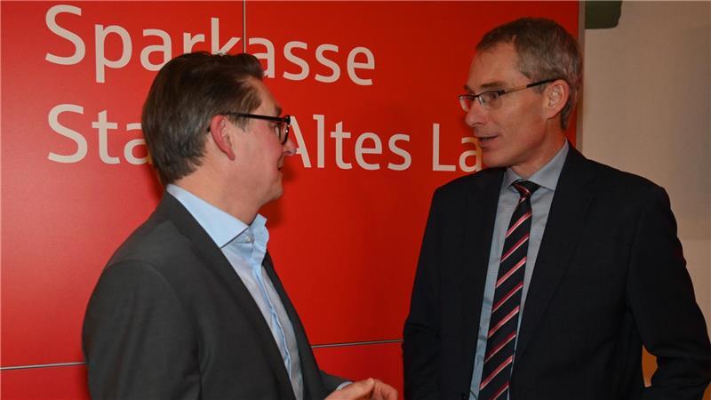 Kapitalmarktausblick im Kirschenland: Der Vorstandsvorsitzende der Sparkasse Stade-Altes Land, Michael Senf, im Gespräch mit Dr. Holger Bahr von der DekaBank (von links).