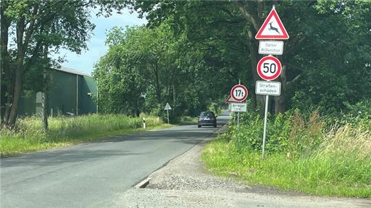 Kaputt: 11.500 Fahrzeuge nutzen den Hagener Weg in Dollern in der Woche.