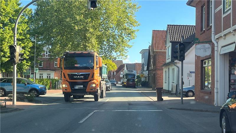 Kaputt: Die Ortsdurchfahrt in Steinkirchen muss grundsaniert werden.