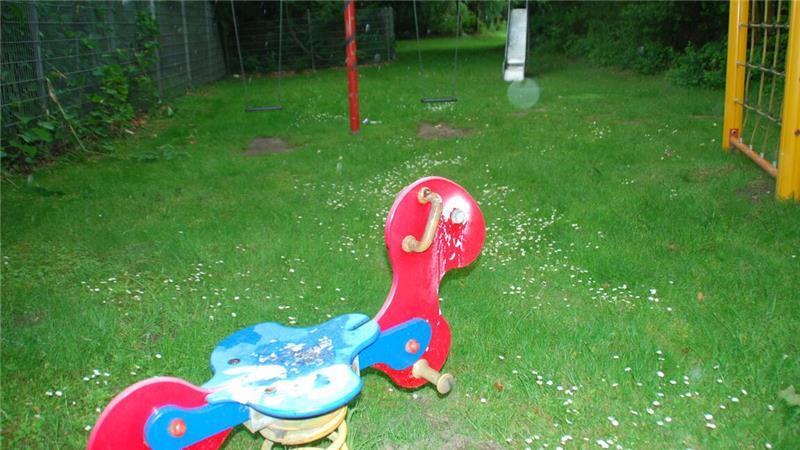 Kaputt und angekokelt: Der Spielplatz im Giesenweg nahe der Oberschule Apensen wird hauptsächlich von Jugendlichen genutzt.