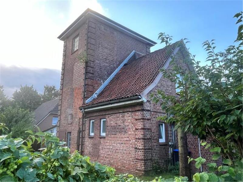 Sanierungsfall: Wasserwerk am Leineweberstieg in Horneburg vor Abriss Kaputtes Mauerwerk: Blick auf den Turm des Wasserwerks.
