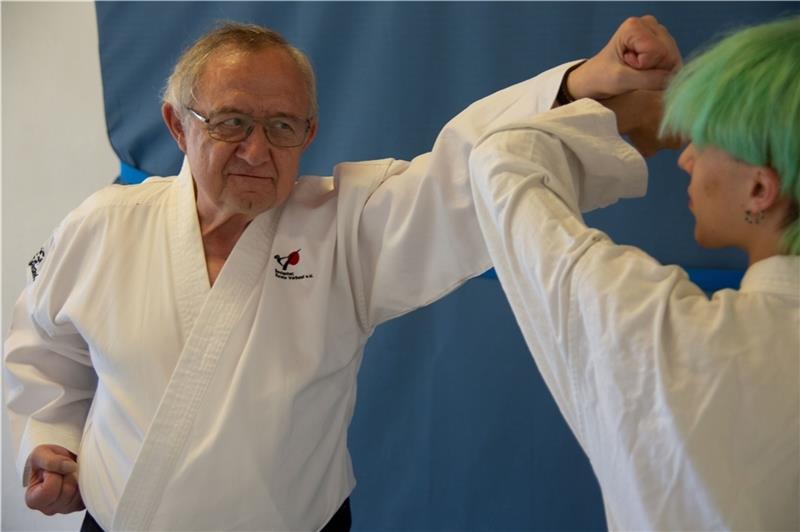 Große Ehre für Stader Karate-Trainer Karate-Lehrer Lutz Fischer bildet schon seit Jahrzenten in der Kampfkunst aus. Foto: Feindt