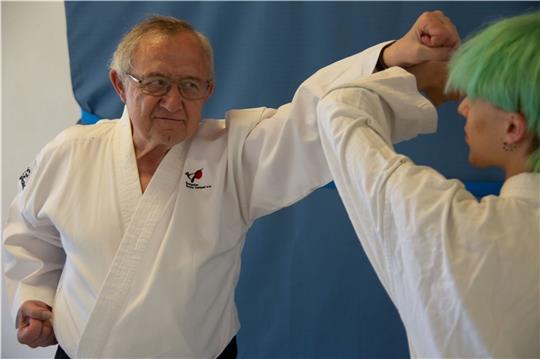 Karate-Lehrer Lutz Fischer bildet schon seit Jahrzenten in der Kampfkunst aus. Foto: Feindt