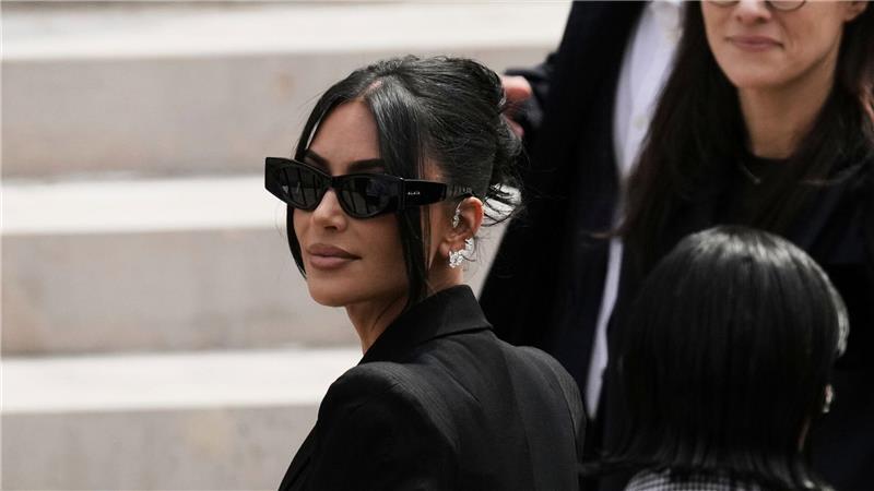 Kim Kardashian zu Überfall: „Ich dachte, ich würde sterben“ Kardashian blieb bei dem Überfall körperlich unversehrt, erlitt aber einen Schock.