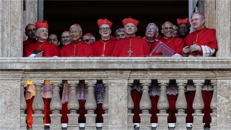 Neuer Papst Leo – der Beginn einer Ära? Kardinäle stehen auf einem Balkon des Petersdoms. Die Wahl des neuen Papstes hat nicht einmal 24 Stunden gedauert.