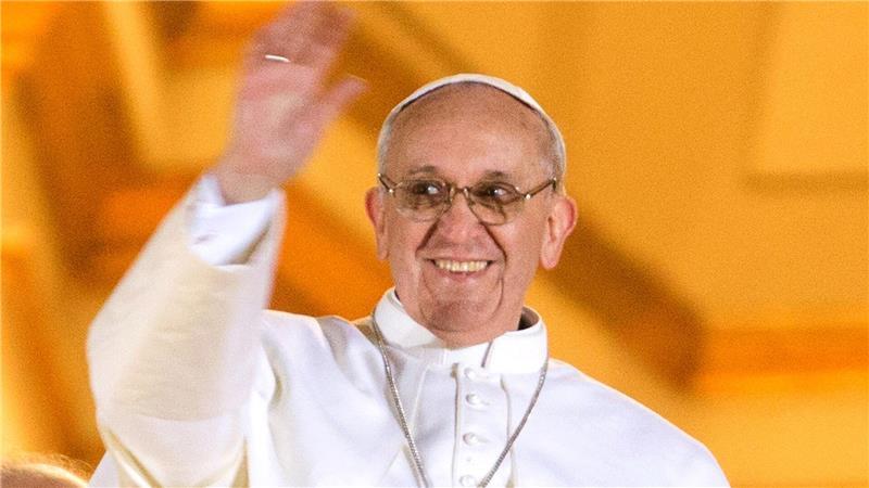 Kardinal Jorge Mario Bergoglio winkt bei seinem ersten öffentlichen Auftritt als neuer Papst Franziskus im Vatikan. Von Anfang an machte er sehr vieles anders. (Archivbild)