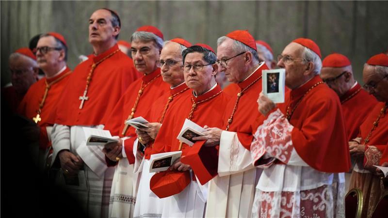 Requiem für Papst Franziskus an Petersdom beendet - nun Trauerzug Kardinal Luis Antonio Taigle (M) nimmt an der Prozession mit dem Leichnam von Papst Franziskus im Petersdom im Vatikan teil, wo dieser drei Tage lang aufgebahrt sein wird.