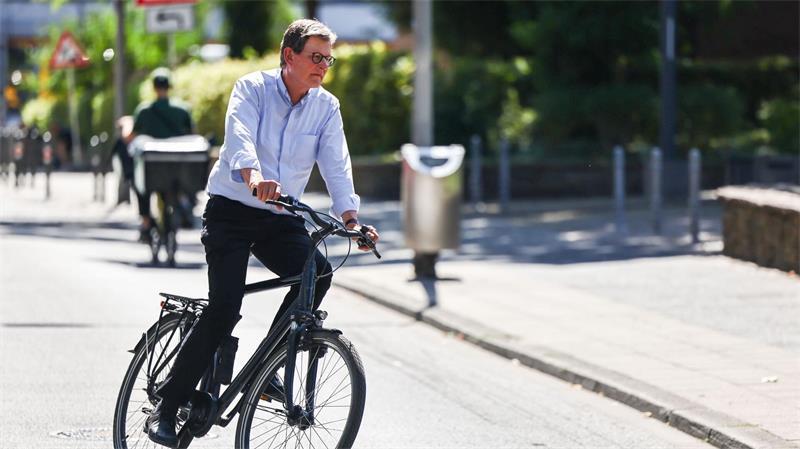 Kardinal Woelki ist in Köln viel mit dem Fahrrad unterwegs.