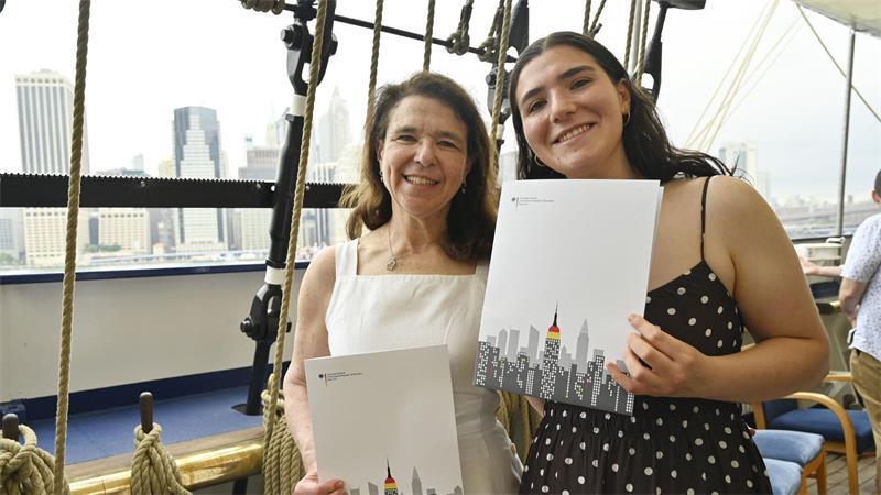 „Wir kommen zurück“ – Wieso New Yorker Juden Deutsche werden Karen Adler sagt, sie sei trotz allem mit einem sehr positiven Deutschland-Bild aufgewachsen.