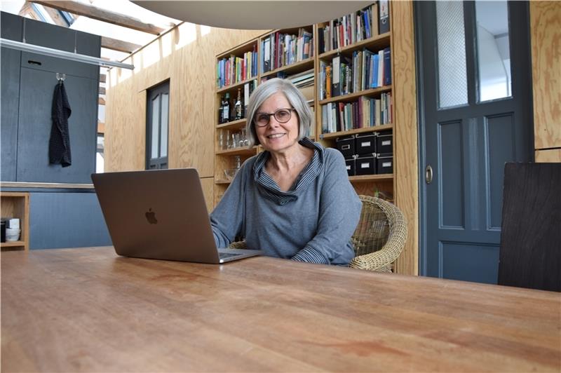 Karen Ehlers, ehemalige Architekturprofessorin, bewohnt mit ihrer Familie in Hollern-Twielenfleth eine umgebaute Apfelscheune und einen ehemaligen Stall.