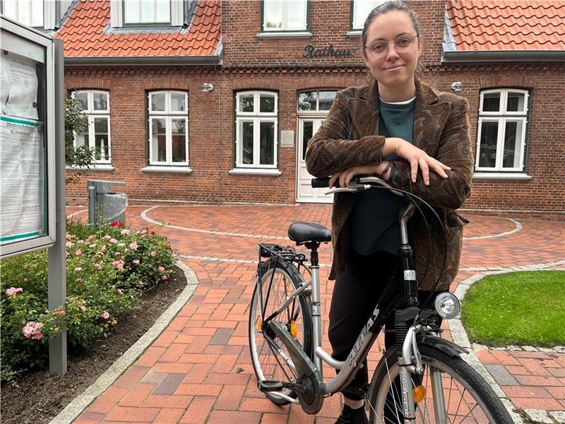 Karen Hertlein stellt Kehdinger Kultur-Großprojekt für 2024 vor Karen Hertlein nimmt viele Ortstermine per Fahrrad oder Bus wahr. Foto: Buchmann