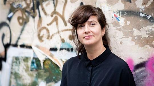 Karen Köhler, Autorin, schaut bei einem Fototermin in die Kamera des Fotografen.