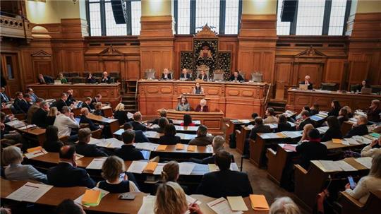 Karen Pein (SPD), Senatorin für Stadtentwicklung und Wohnen, spricht bei einer Sitzung der Hamburgischen Bürgerschaft.