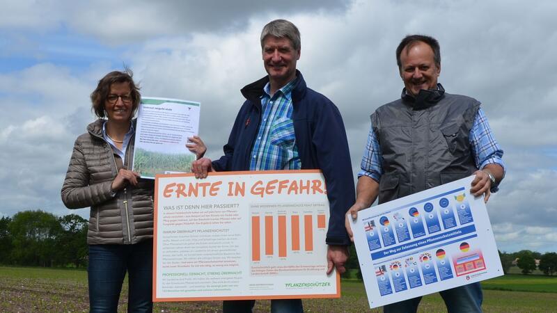 Karen Wohlers vom Landvolk, Landwirt Hermann Schlichtmann und Kreislandwirt Johann Knabbe.