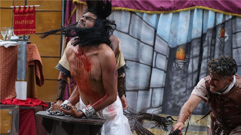 Karfreitag in Petare: Darsteller Jesu erleidet Geißelung beim Kreuzweg