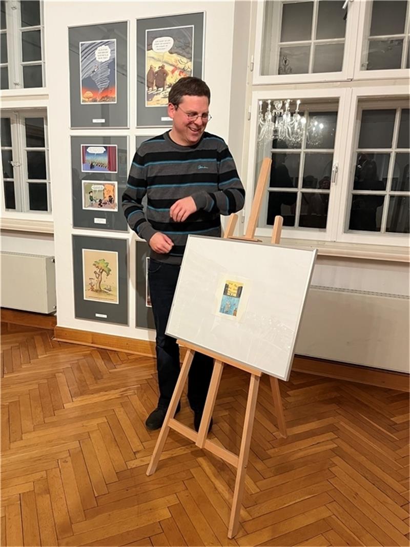 Schloss Agathenburg verlost originale Karikatur Karikaturist Huse gehört zu den Karikaturistenpreis-Gewinnern und war bei der Ausstellungseröffnung auf dem Schloss zu Gast. Foto: Rasztar