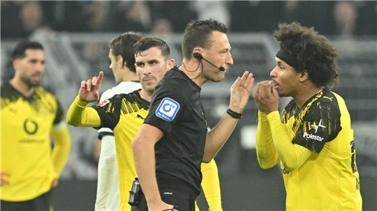 Karim Adeyemi (re.) war auf dem Platz wieder emotional - und ärgerte sich wenig später über seine Auswechslung.