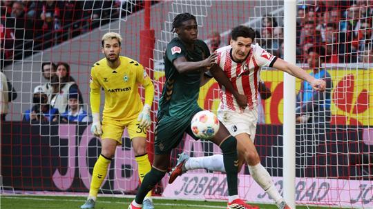 Karim Coulibaly (Mitte) wird Werder Bremen im Kellerduell auf St. Pauli. (Archivbild)