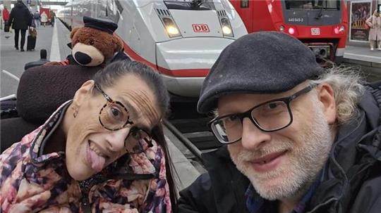 Karin Cordes-Zabel und Frank Cordes sind häufig auf Tour - hier bei einem Zwischenstopp am Münchener Hauptbahnhof.