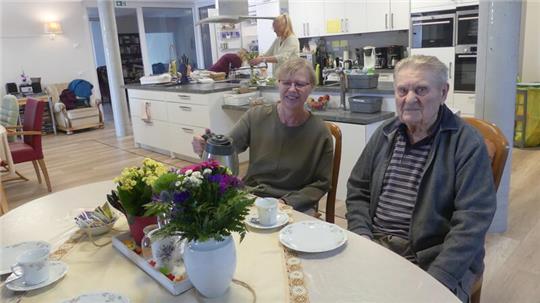 Karin Corleis und Pflegehotel-Gast Gernot Gillwald (85) im Landwandel in Drochtersen. Gillwald gefällt es hier, er wartet auf eine Reha.