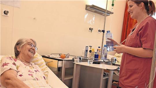 Karin Fedderwitz wird über Weihnachten in der Helios-Klinik liegen. Christin Block, Gesundheits- und Krankenpflegerin, hilft ihr dabei, die Zeit gut zu überstehen.