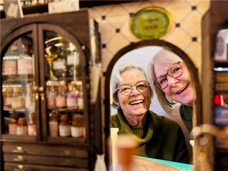 Zwei Frauen aus dem Kreis Stade bei neuer RTL-Show Karin Hanke (links) aus Buxtehude und Helga Jüptner aus Hammah treten bei der RTL-Miniaturmeisterschaft an. Die Auftaktsendung ist am Sonntagnachmittag zu sehen. Foto: Klempow